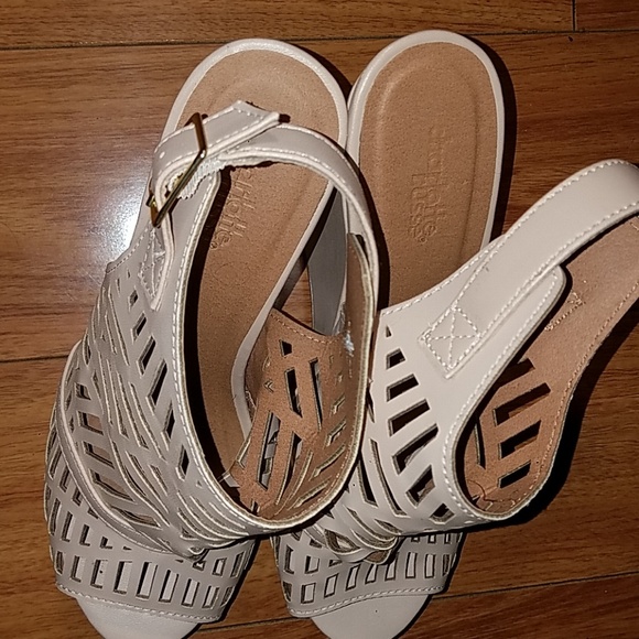 Charlotte Russe Cream Wedge Size 7 - Picture 6 of 7